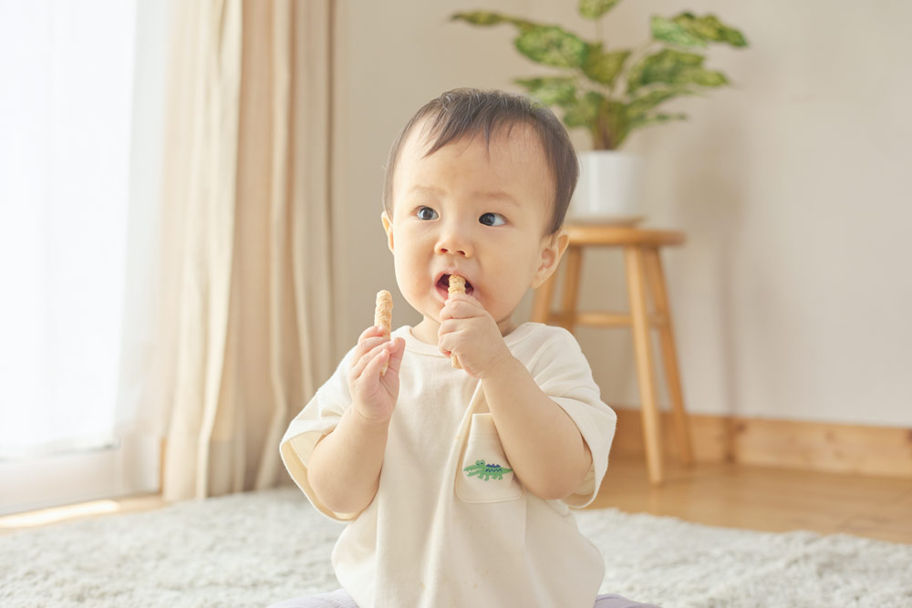 おこめぼーを食べる赤ちゃん
