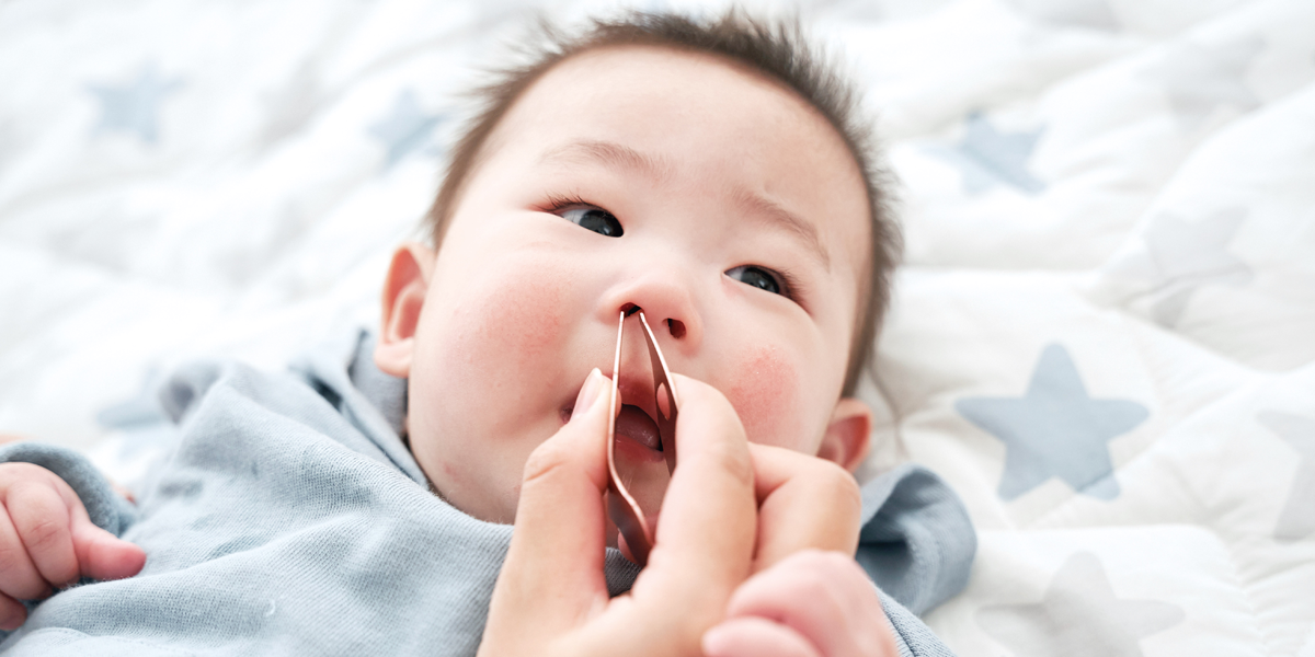 鼻掃除のポイント：ごきげんピンセットで鼻掃除をしてもらっている赤ちゃん