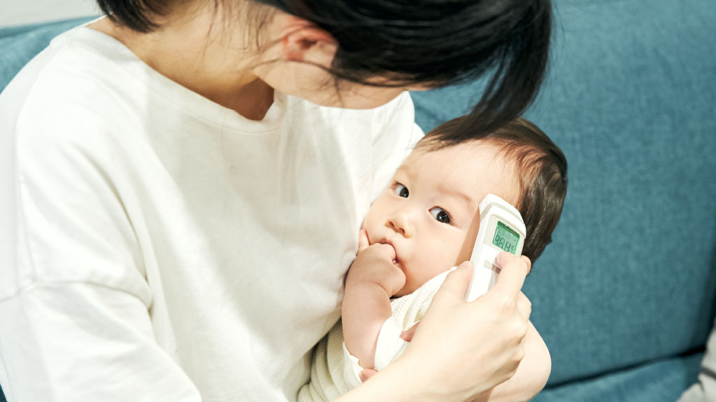 大人とは違う?子どもの体温の特徴：体温計PRO-Sでお母さんに体温を測ってもらっている赤ちゃん