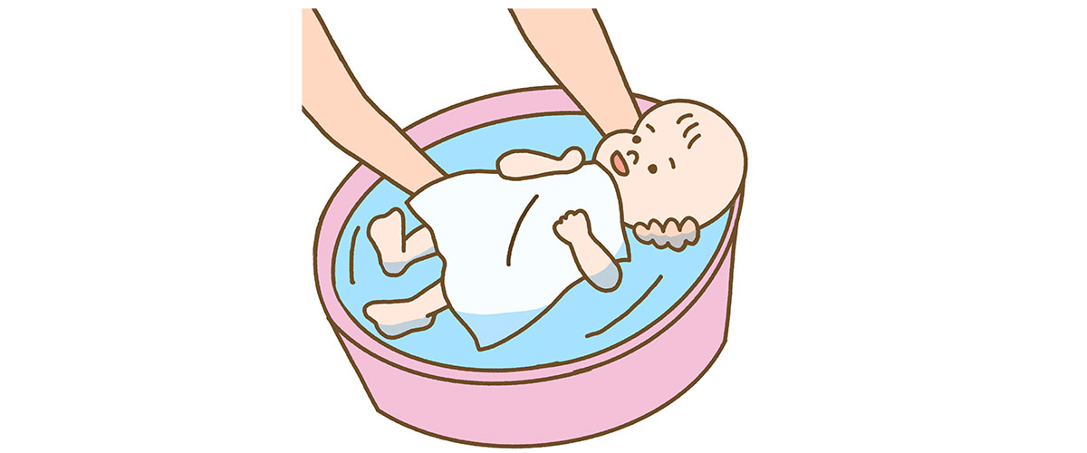 沐浴とは：ベビーバスに入れられて沐浴している赤ちゃん