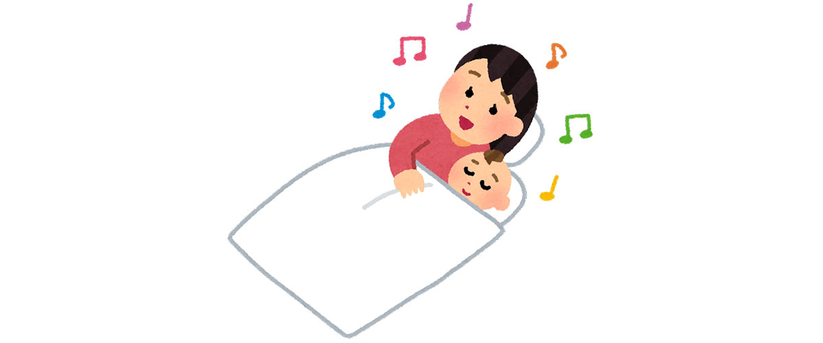 音楽を聴かせる：お母さんに布団の中で子守唄を歌ってもらっている赤ちゃん