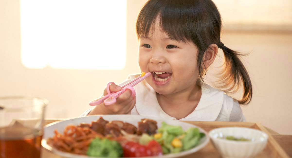 子どもが持ちたいと思った時がそのタイミング：エジソンのお箸mini（一歳半〜）で食事をしている女の子