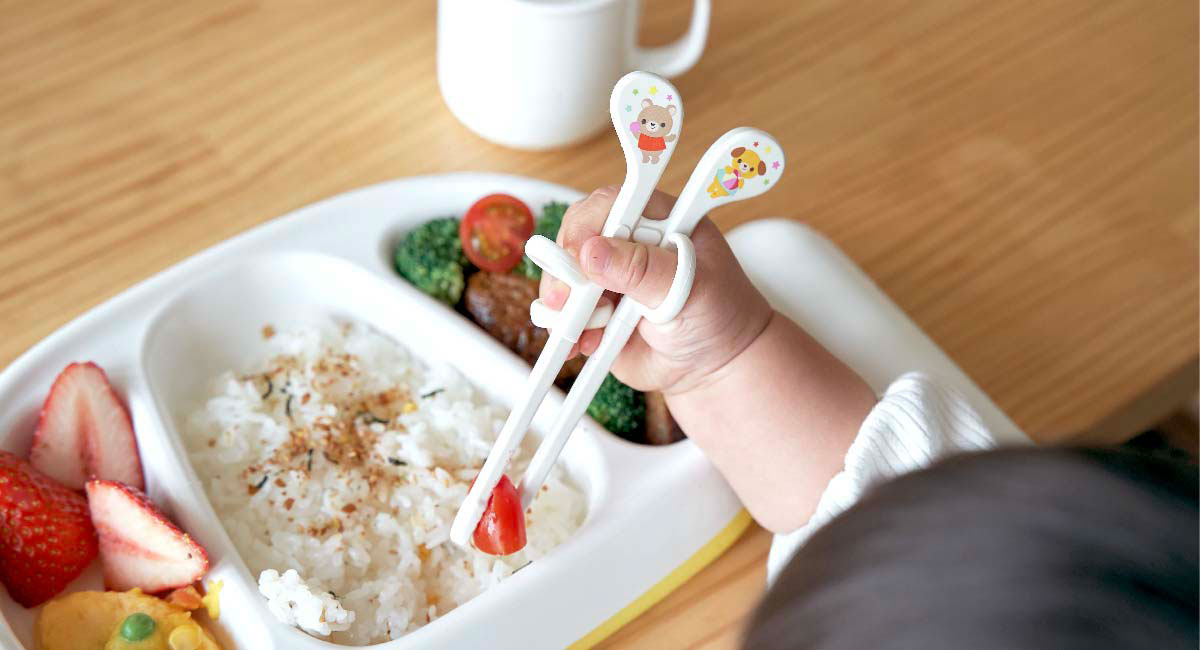 はじめてのお箸の選び方：エジソンのお箸mini（1歳半〜）で食事をしている赤ちゃん
