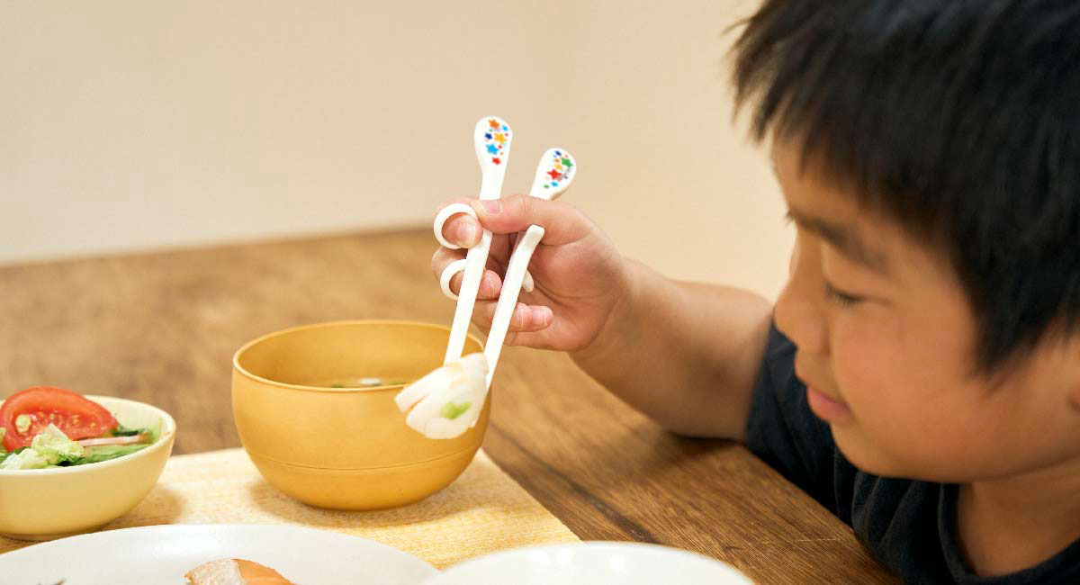はじめてのお箸の選び方：エジソンのお箸KID'S（入園～小学校低学年まで）で食事をしている男の子