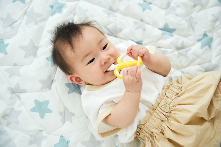 歯ブラシを嫌がらない子に：はじめて使う歯ブラシ　バナナで自分で歯磨きをしている赤ちゃん