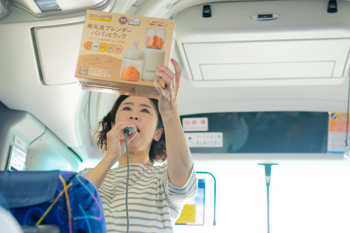 行きのバスの中から大盛り上がり：バスの中のワンシーン。直井先生。