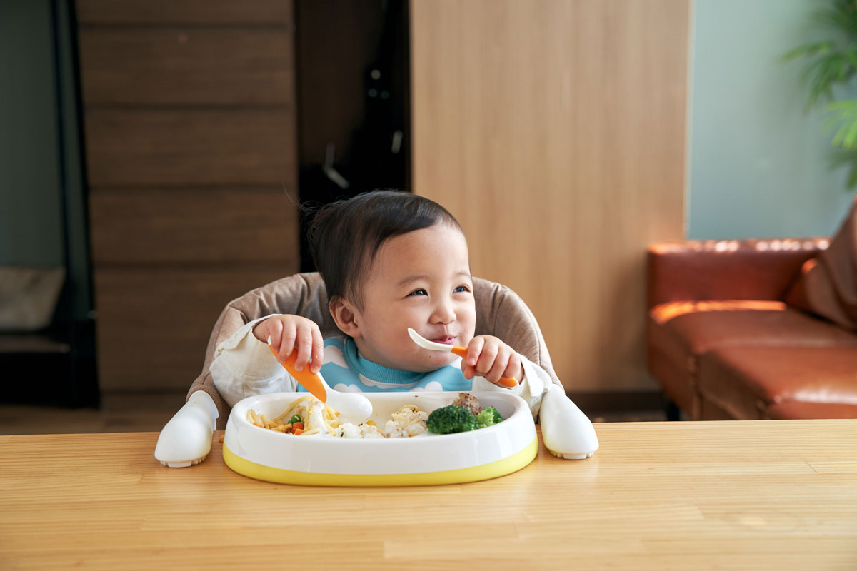 中期・後期・完了期で食べない時の原因と対策：自分で離乳食を食べている赤ちゃん