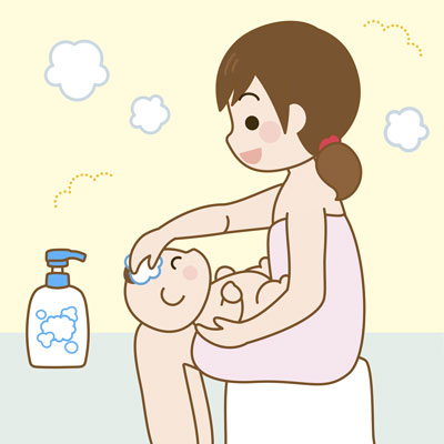 お風呂に入る手順_②赤ちゃんのからだを洗う：お母さんの膝の上で頭を洗ってもらう赤ちゃん
