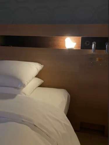 東京にある産後ケアホテル「ママレヴァータ」で採用 _ホテルのベットに光る授乳ランプ