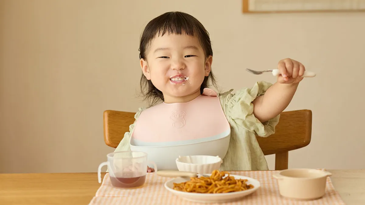 キャッチ力と着け心地で子どもが食事に集中！良いとこどりの異素材コラボお食事エプロンが誕生。【ごはんを楽しむエプロン】を8月下旬に発売