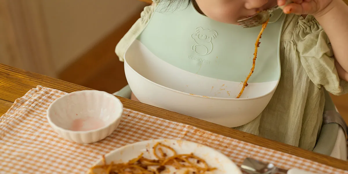 キャッチ力と着け心地で子どもが食事に集中！良いとこどりの異素材コラボお食事エプロンが誕生。【ごはんを楽しむエプロン】を8月下旬に発売_02