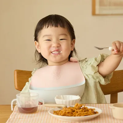 キャッチ力と着け心地で子どもが食事に集中！良いとこどりの異素材コラボお食事エプロンが誕生。【ごはんを楽しむエプロン】を8月下旬に発売