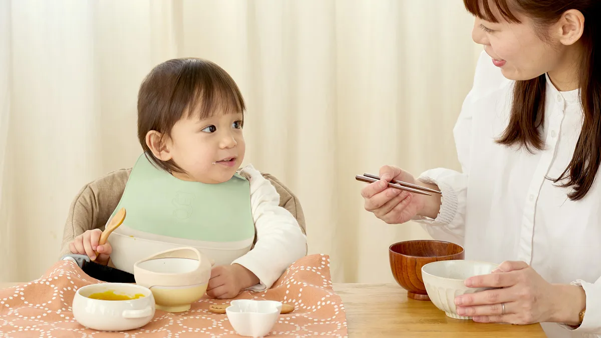 スプーン食べ練習に!食事マナーも自然と身につく【フードキャッチャー】新発売