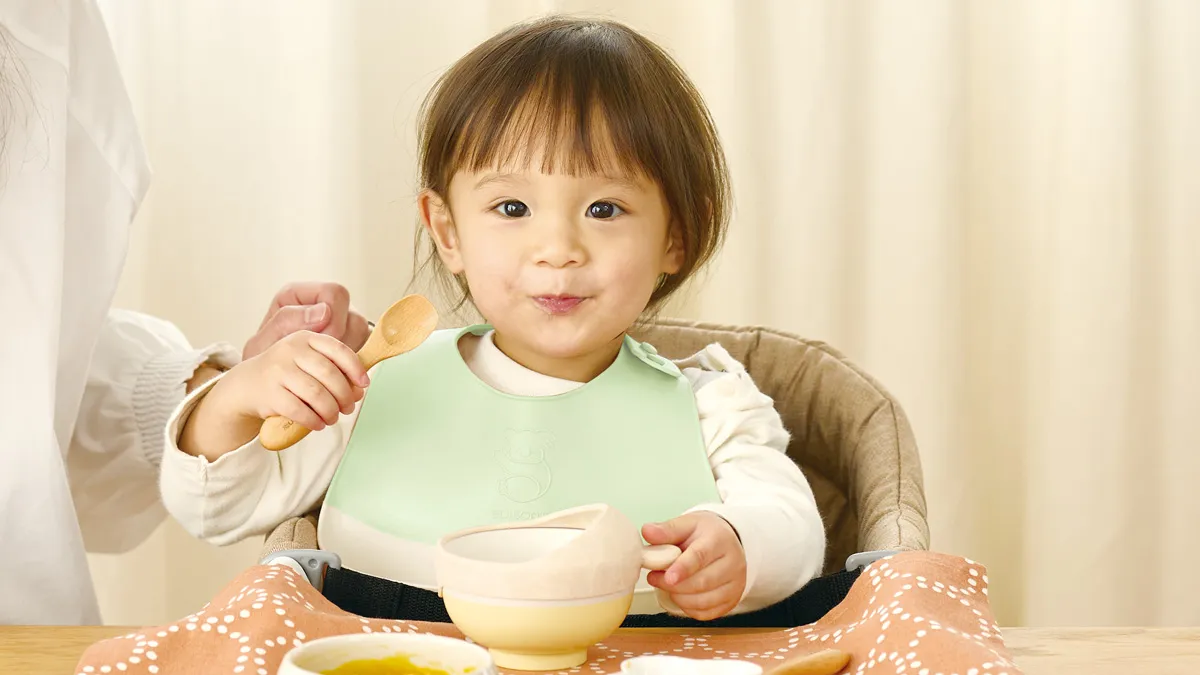 スプーン食べ練習に!食事マナーも自然と身につく【フードキャッチャー】新発売