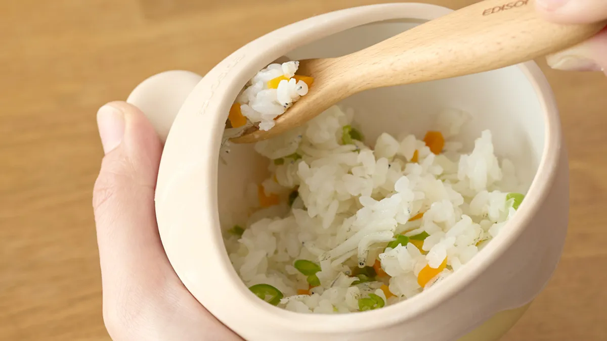 スプーン食べ練習に!食事マナーも自然と身につく【フードキャッチャー】新発売