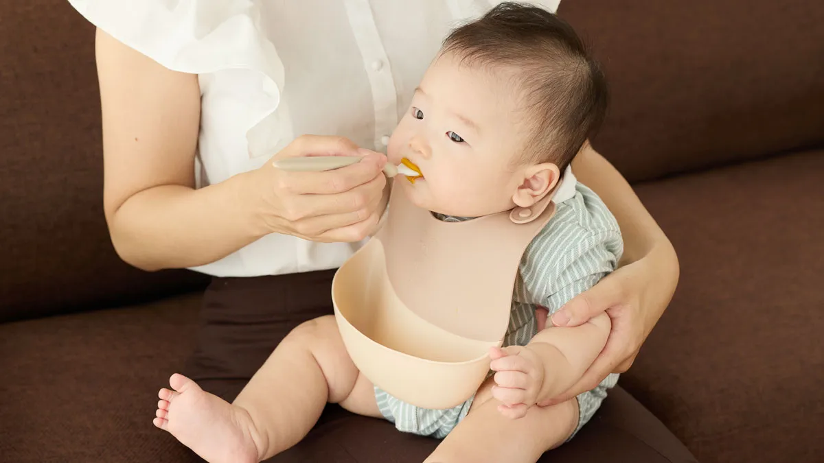 スプーン食べ練習に！食事マナーも自然と身につく【フードキャッチャー】新発売