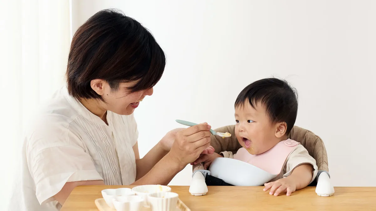 スプーン食べ練習に！食事マナーも自然と身につく【フードキャッチャー】新発売