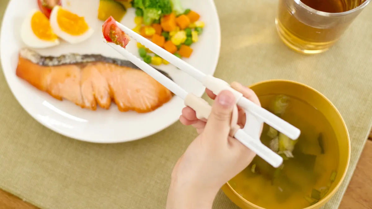 スプーン食べ練習に！食事マナーも自然と身につく【フードキャッチャー】新発売