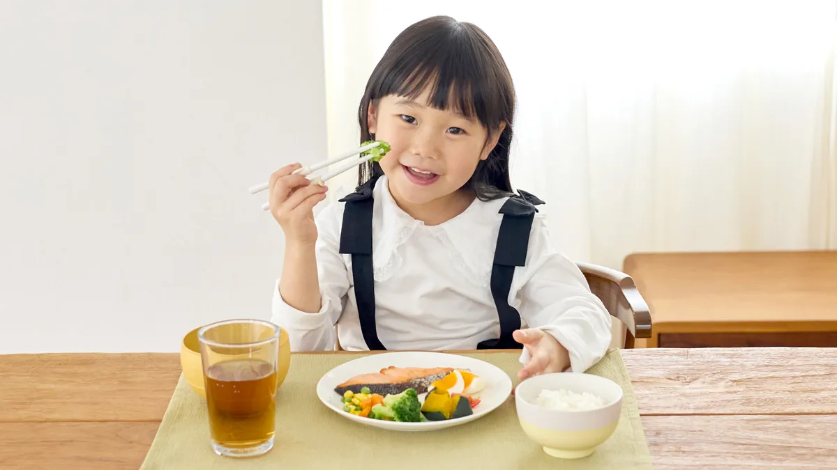 スプーン食べ練習に！食事マナーも自然と身につく【フードキャッチャー】新発売