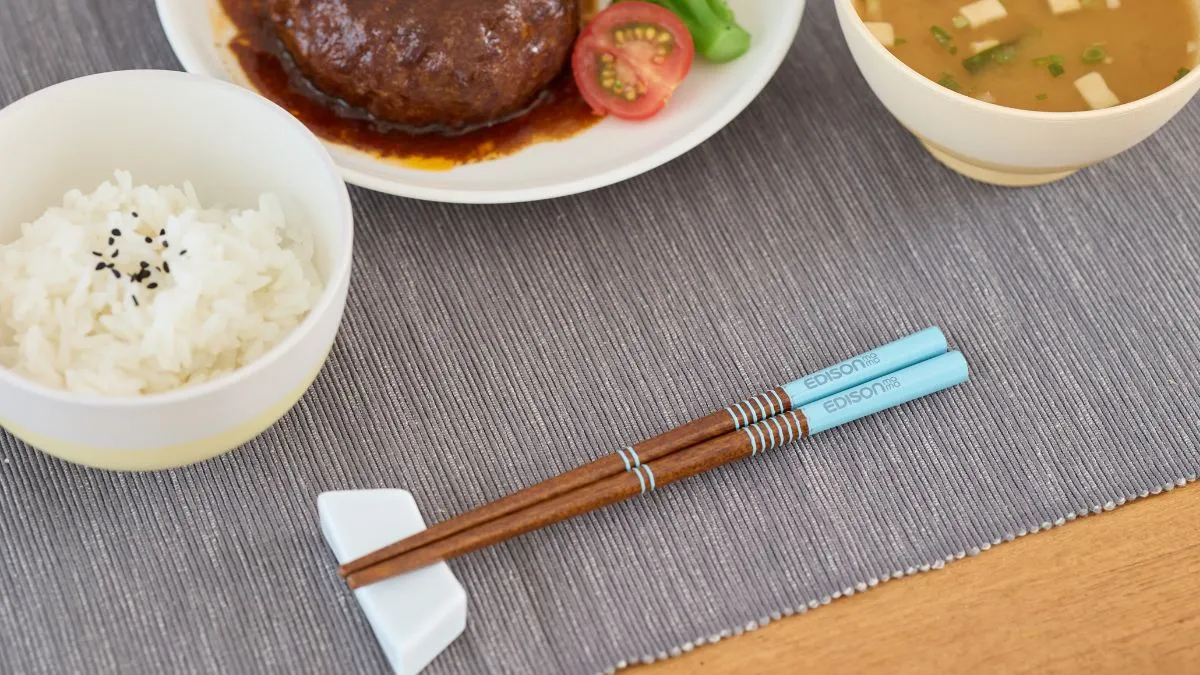 箸の正しい持ち方を自然と意識できる　指ガイド付き　 【天然木のお箸】を8月上旬にリニューアル販売開始