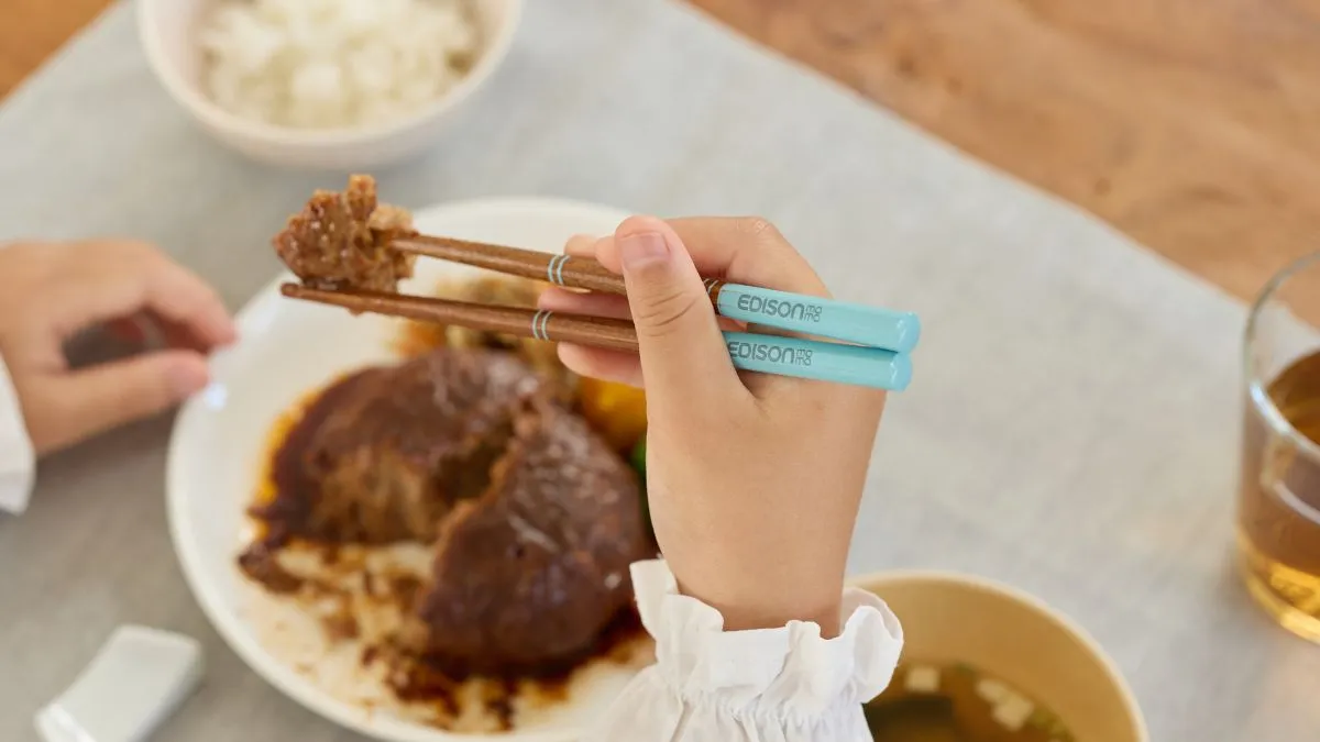 お箸の正しい持ち方を自然と意識できる　指ガイド付き　 【天然木のお箸】を8月上旬にリニューアル販売開始