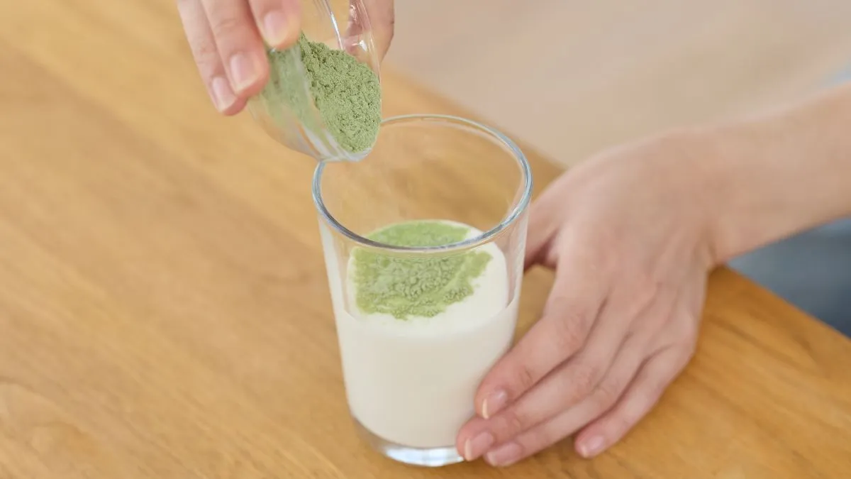 妊活中&マタニティ、授乳期に嬉しい 「サプリ×プロテイン×青汁」のいいとこどり 国産ケール100％使用　抹茶風味のお手軽栄養ドリンク 【ケールプロテイン ピュアルン】2種を2025年9月18日に販売開始