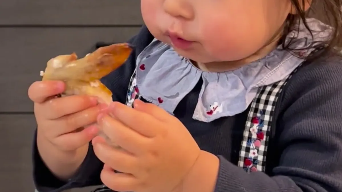 毎日のごはんで楽しく「歯並び育て」｜かじりとり・つかみ食べのヒント