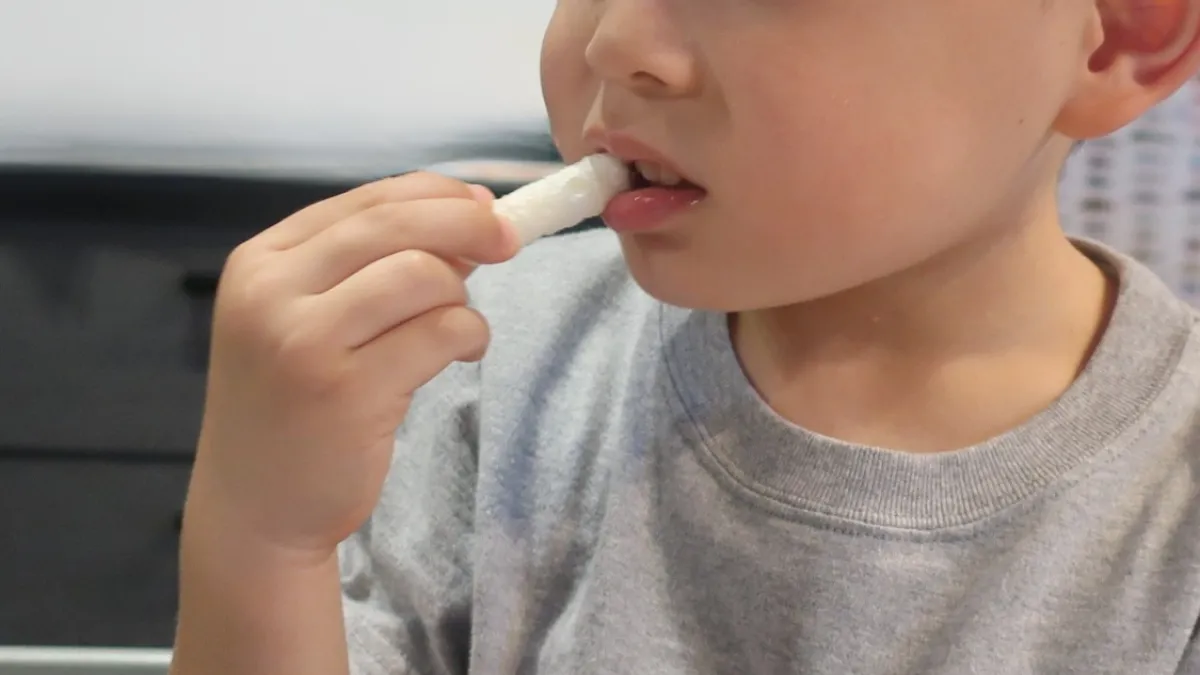 毎日のごはんで楽しく「歯並び育て」｜かじりとり・つかみ食べのヒント