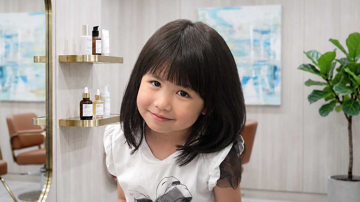 おうちでのセルフカットで左右きれいに切りそろえられた女の子のワンレングスヘアスタイル