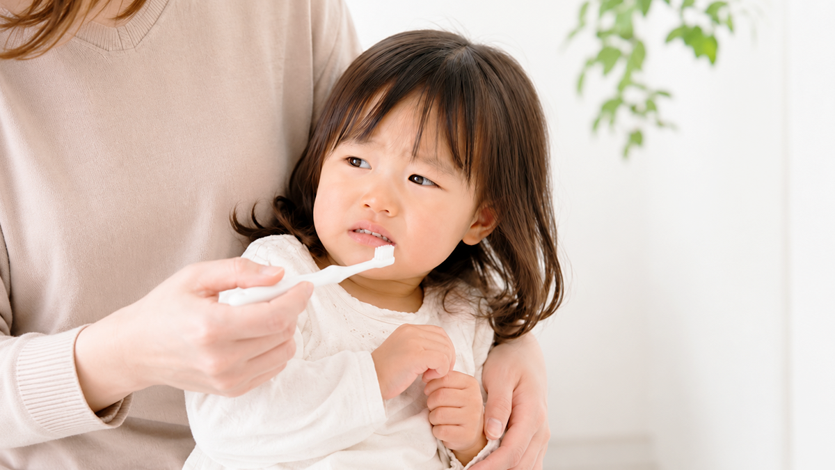歯磨きを嫌がる子どもの様子