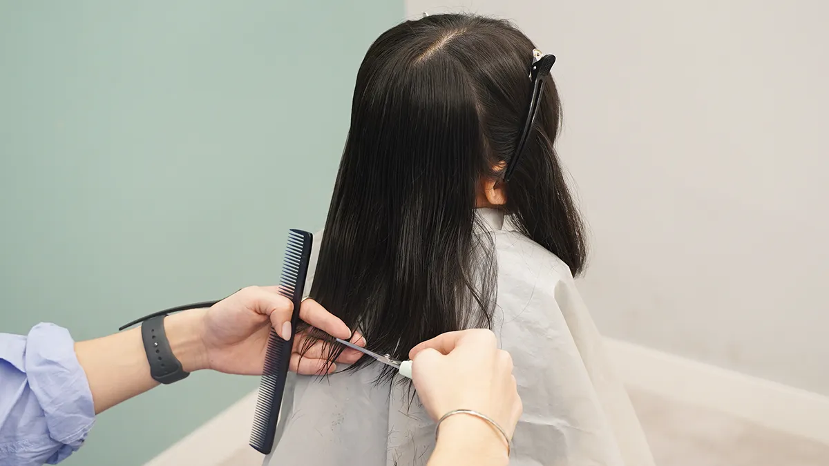 セルフカットで失敗しないためにヘアクリップで髪を分けてブロッキングした状態