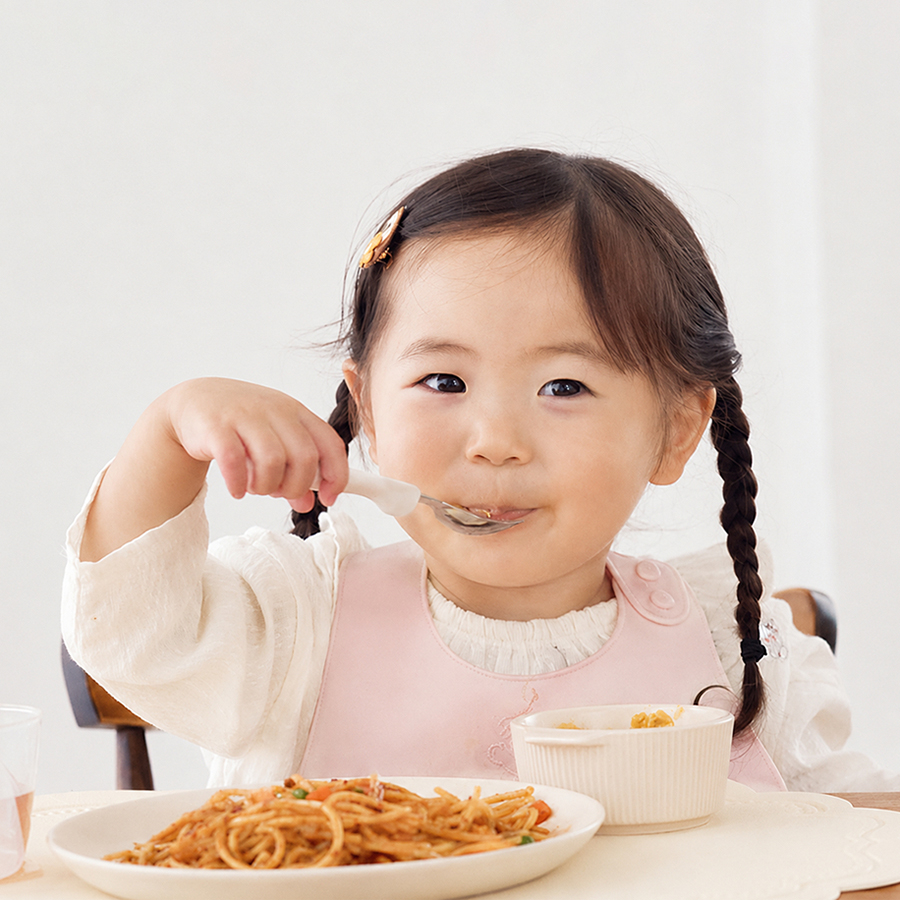 フォーク＆スプーンを使う女の子