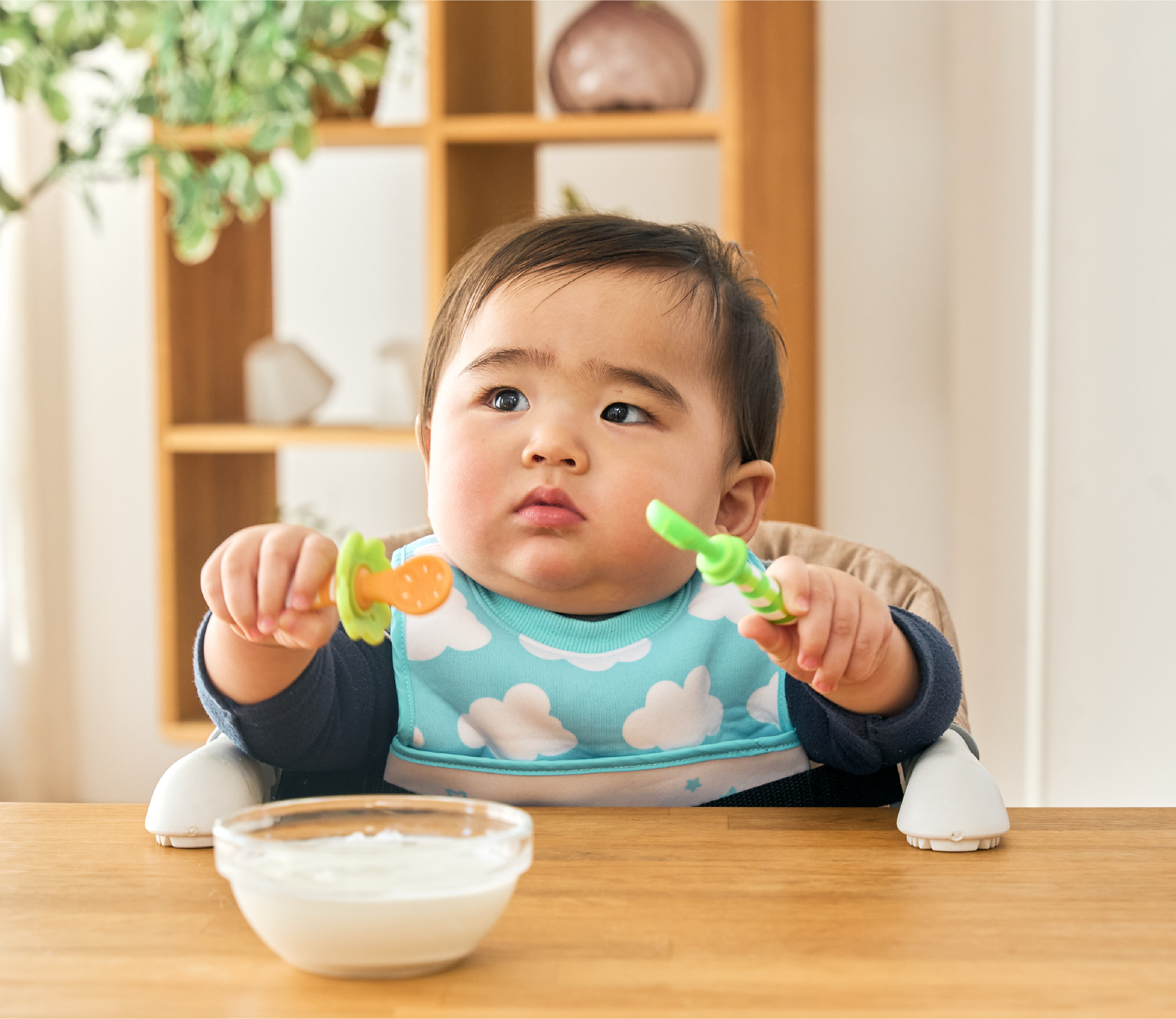 はじめて使うスプーンを使う赤ちゃん
