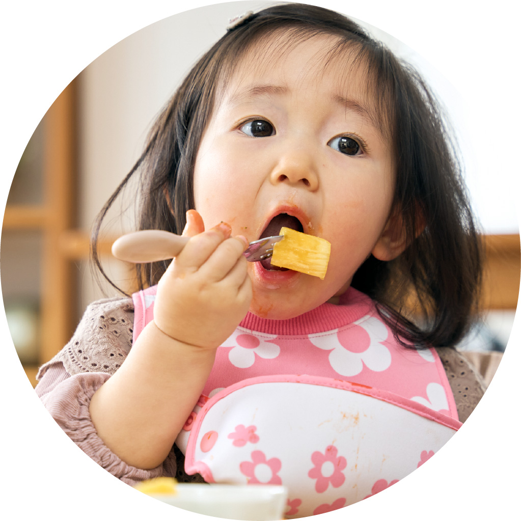 フォークを使う子ども