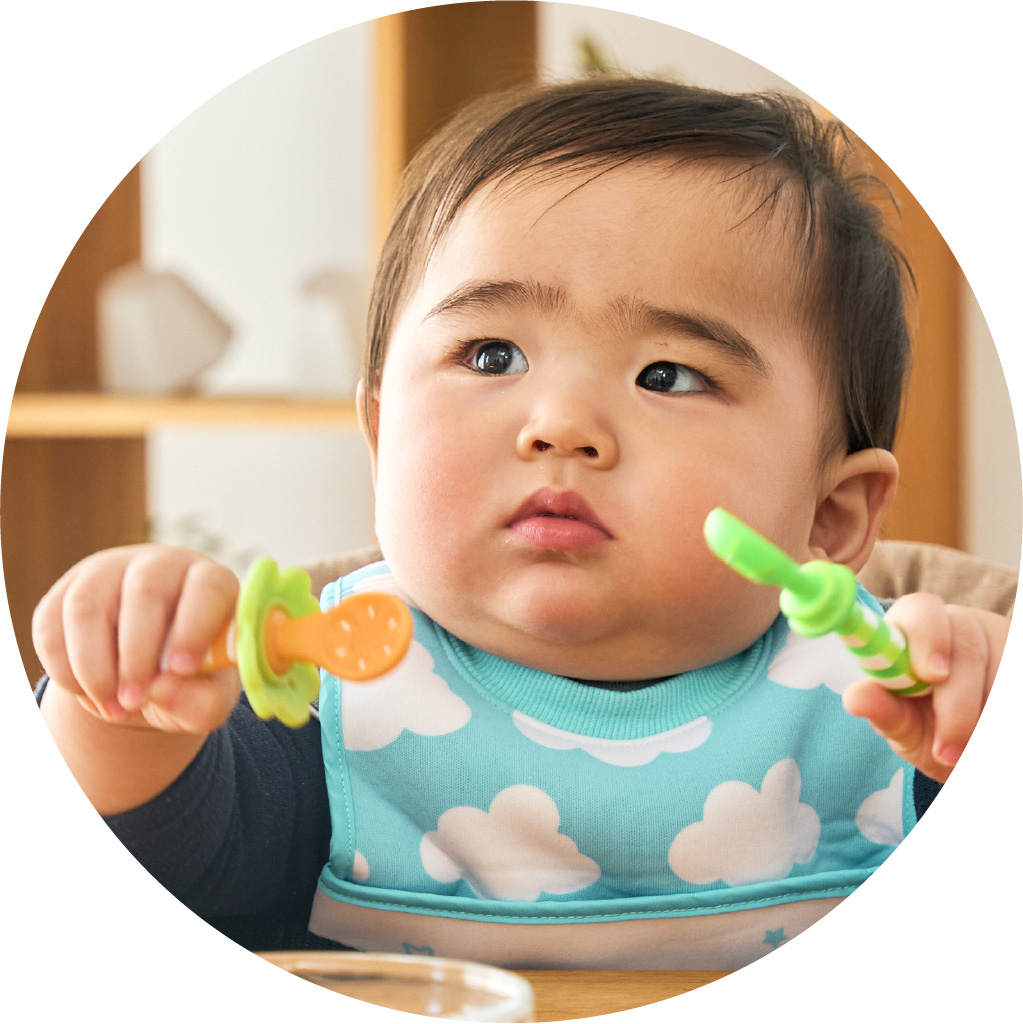 スプーンを使う子ども