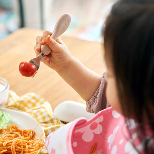 ごはんを食べる赤ちゃん