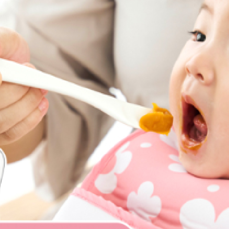 ごはんを食べる赤ちゃん1